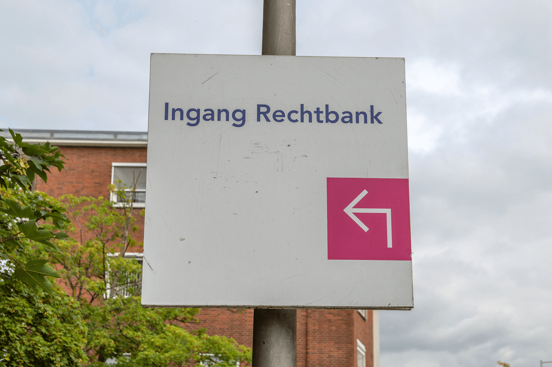 Ingang rechtbank linksaf